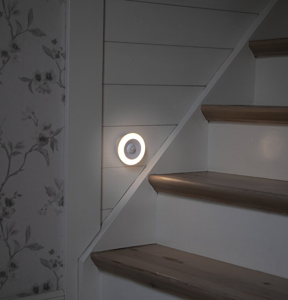 LED-Lampa Functional från Star Trading monterad vid trappa