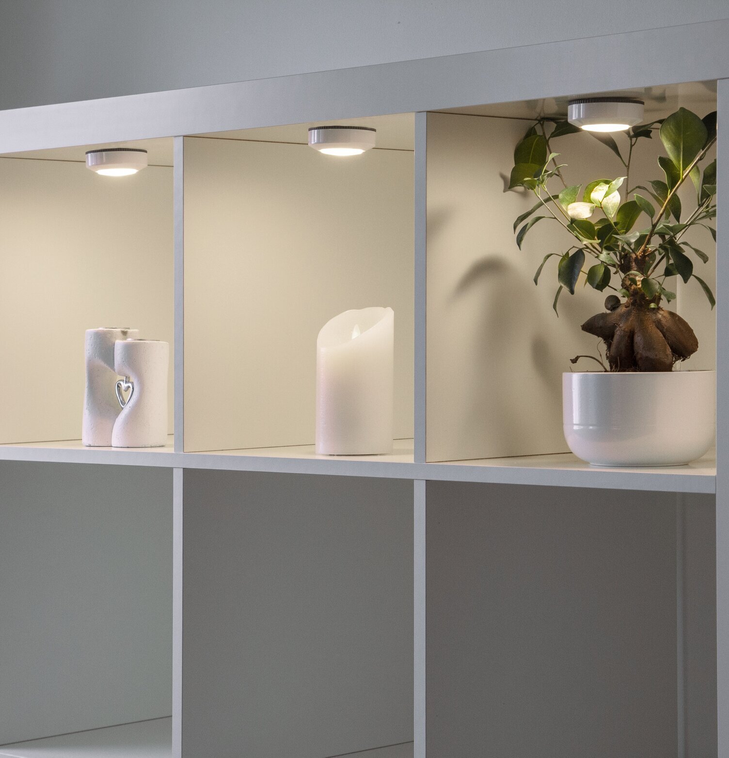 Puck LED Functional Vit 3-Pack från Star Trading i bokhylla