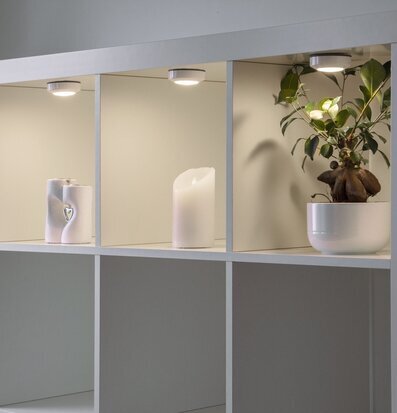 Puck LED Functional Vit 3-Pack från Star Trading i bokhylla