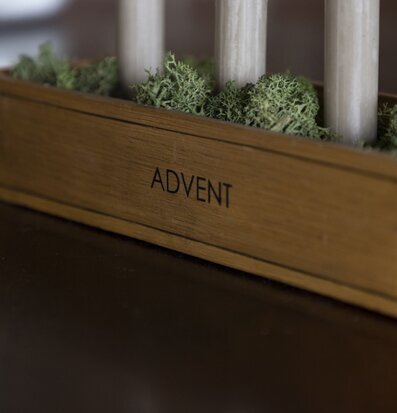 Adventsljusstake Trä från Different Design med vita ljus