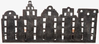 Bild av dekorativ ljuslykta i hamrad plåt