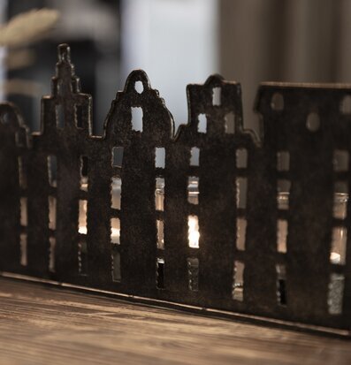 Bild av ljuslykta i hamrad plåt för hemtrevnad