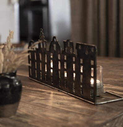 Bild av elegant ljuslykta på rustikt träbord