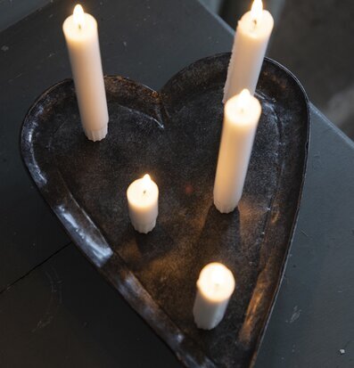 Ljusfat Hjärta Hamrad Plåt Stor från Different Design med ljus