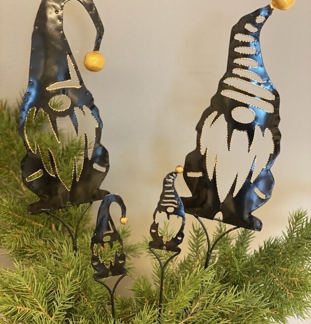 Tomte På Stick Hamrad plåt från Different Design i granris