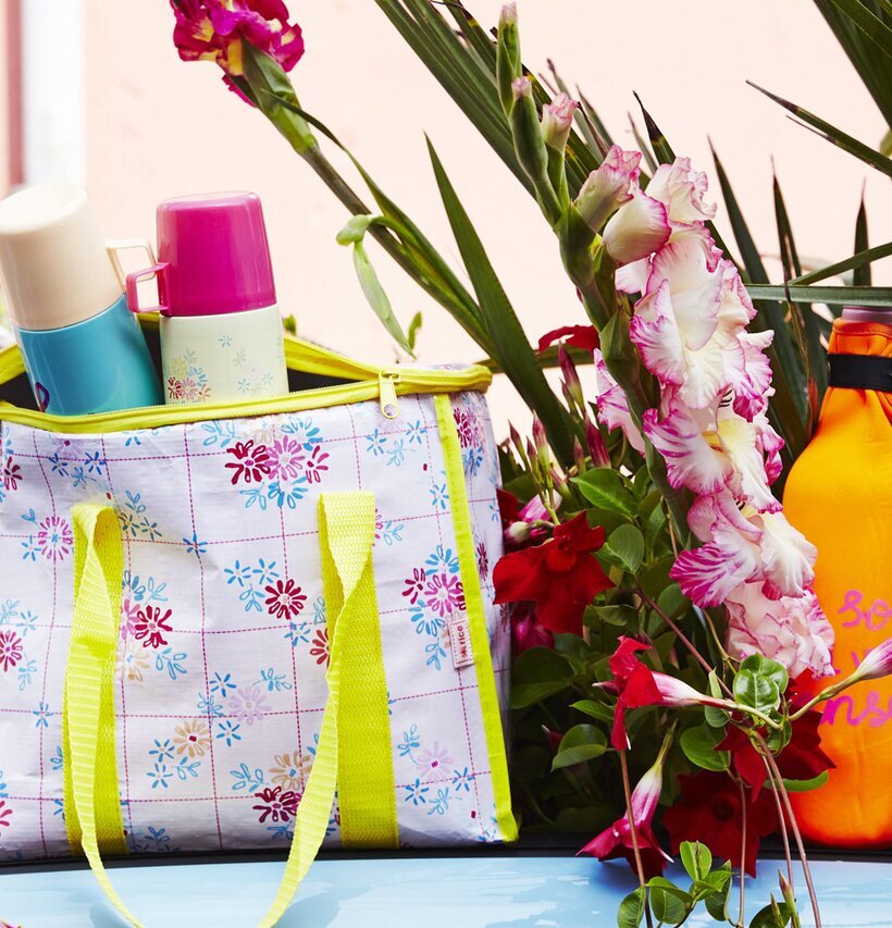 Kylväska från Rice med blommigt mönster och gula detaljer