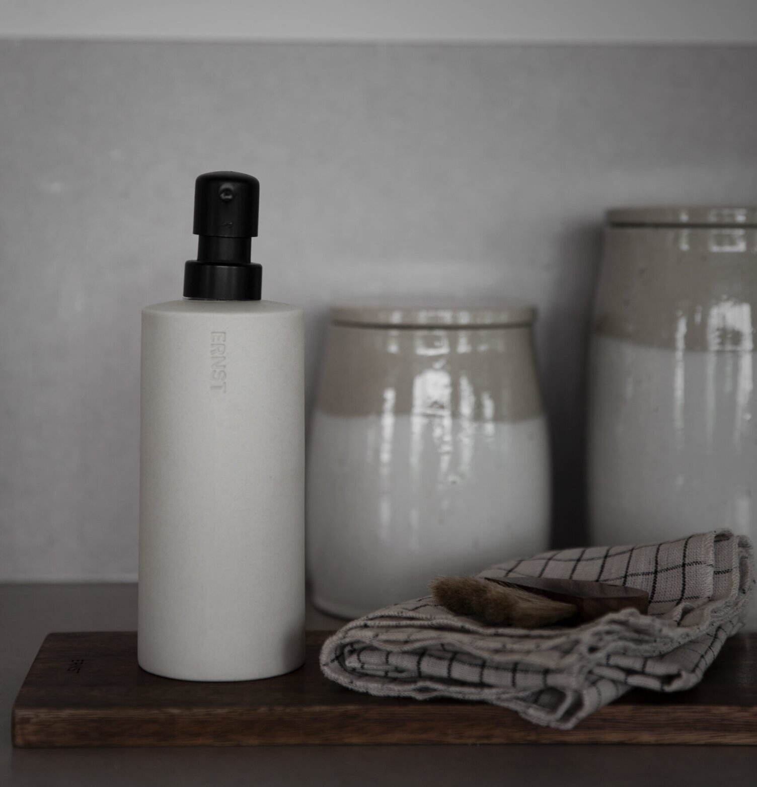 Tvålpump Naturvit från Ernst i keramik med svart pump