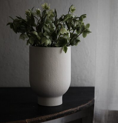 Kruka På Fot Naturvit Ø20 från Ernst på mörkt träbord