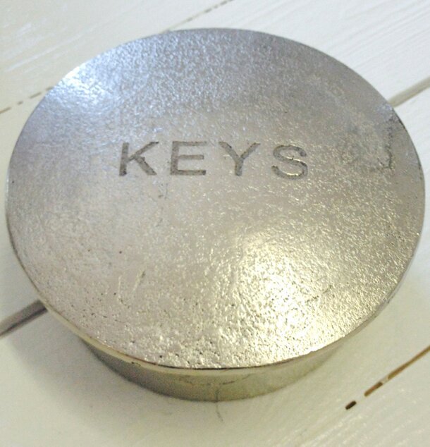 Box Keys från THG, rund metallisk nyckelbox på vit träyta