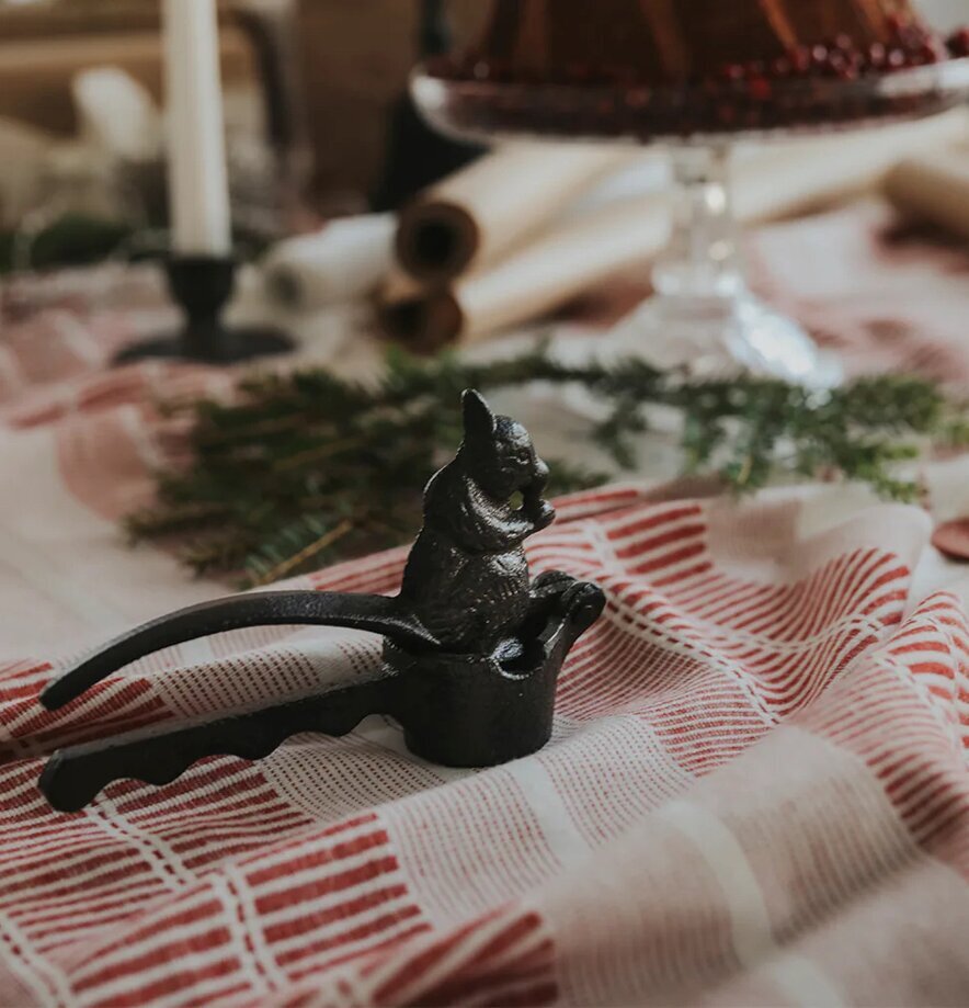 Nötknäckare Ekorre Järn Antik Brun från Strömshaga på duk