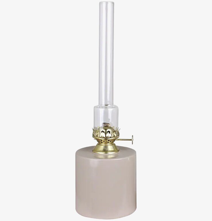 Fotogenlampa Rak Beige Stor från Strömshaga på rustikt bord