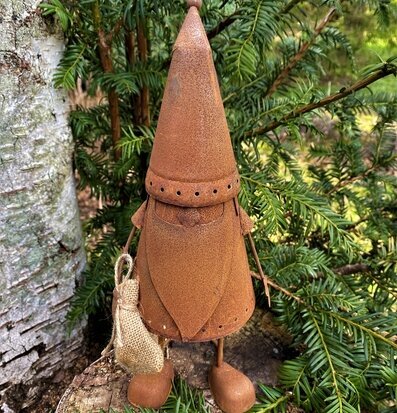 Tomte Med Jutesäck från Lind Decoration i rustik trädgård