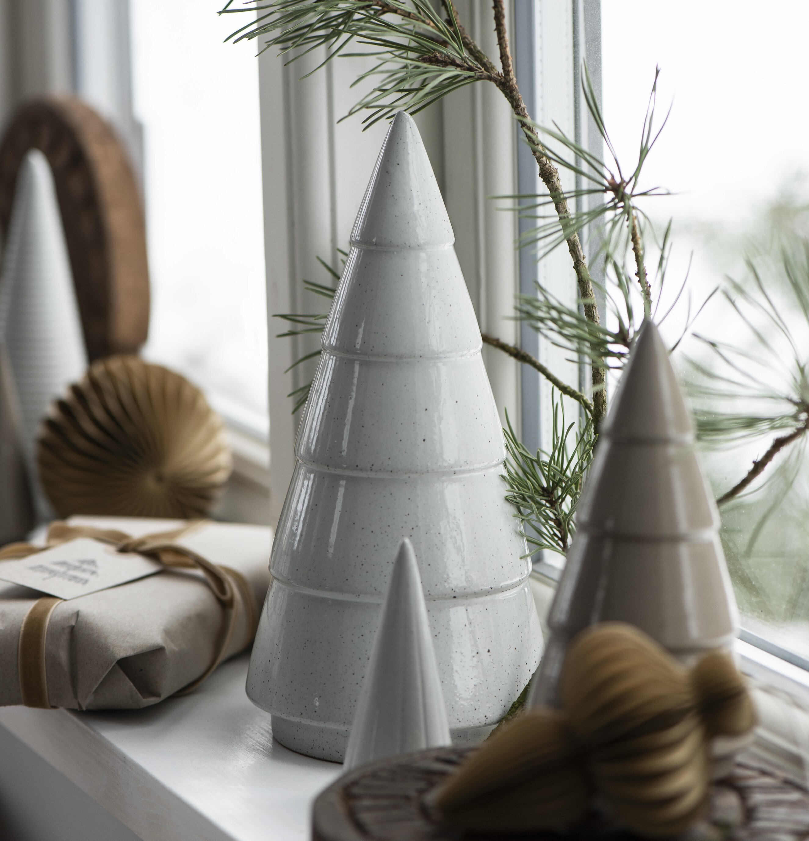 Gran Vit Stor från IB Laursen på en vit fönsterbräda