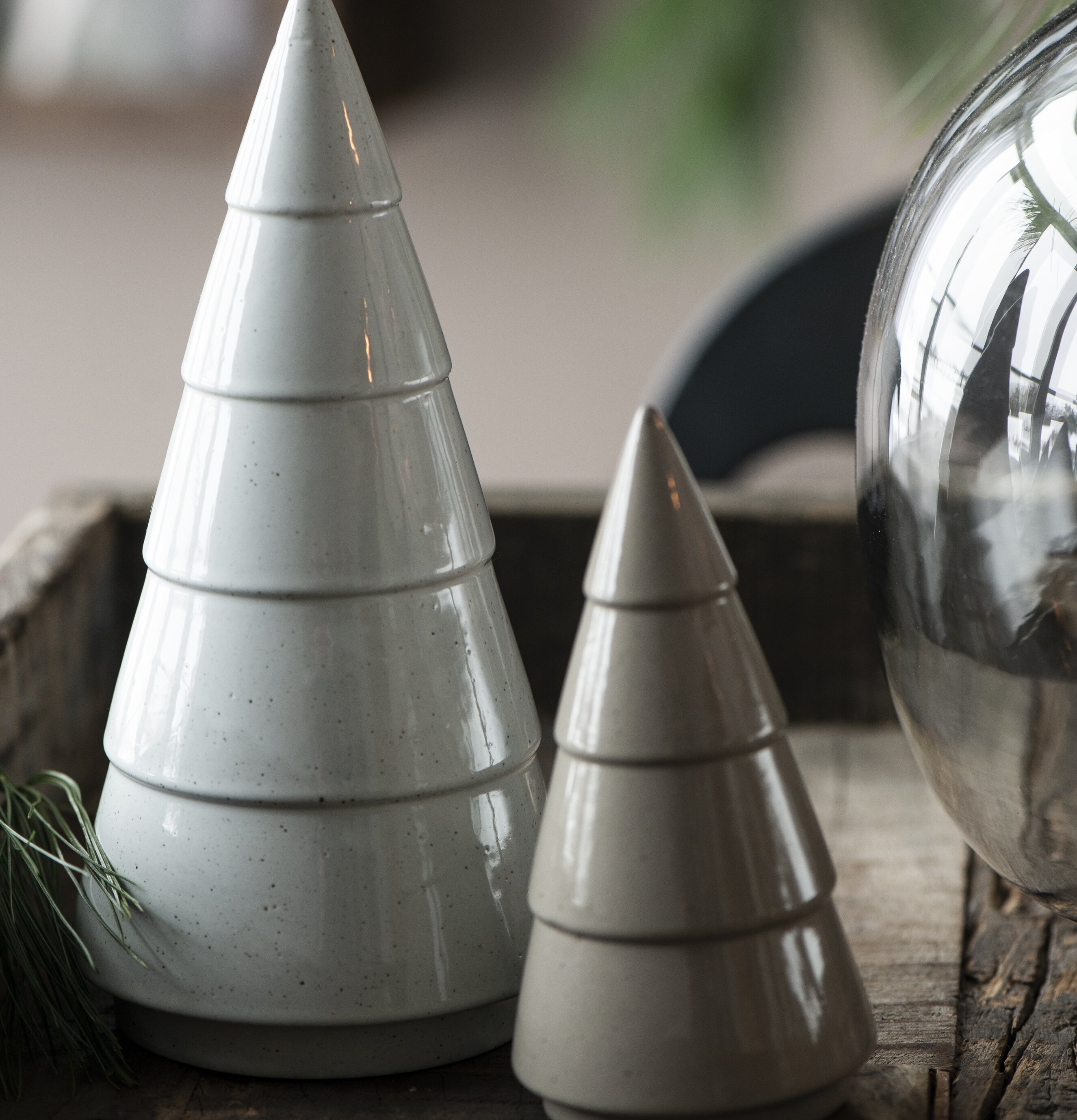 Gran Vit Stor från IB Laursen på träbord med glasglob