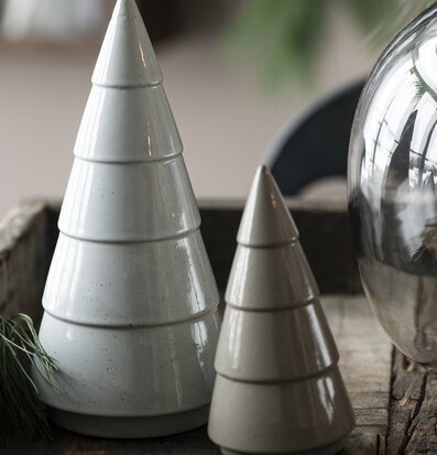 Gran Vit Stor från IB Laursen på träbord med glasglob