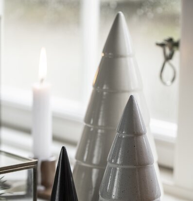 Gran Creme Stor från IB Laursen med andra keramiska granar