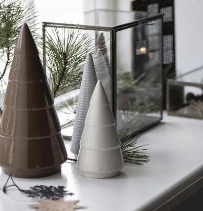 Gran Creme Liten från IB Laursen med två andra färgade granar