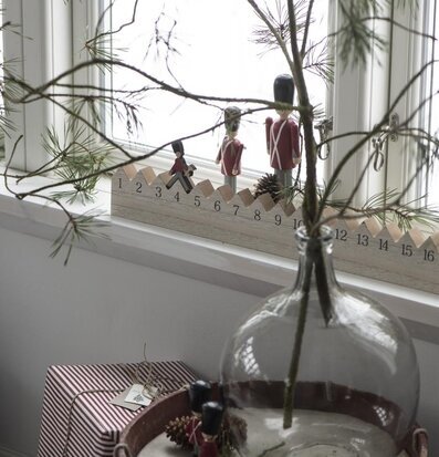 Julkalender 1-24 från IB Laursen på en vit fönsterbräda