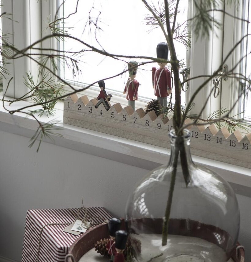 Julkalender 1-24 från IB Laursen på en vit fönsterbräda