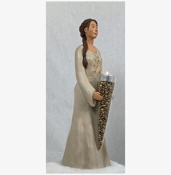 Figurin Katarina från Sverigealmanackan i traditionell klänning