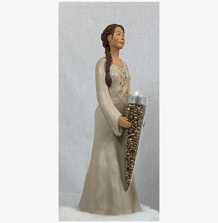 Figurin Katarina från Sverigealmanackan i traditionell klänning