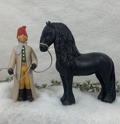 Staffan Stalledräng Med Atlas från Sverigealmanackan i snö