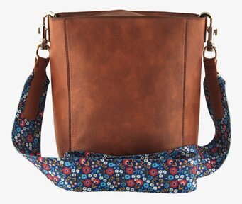 Bild av väska i brunt läder med färgglad axelrem