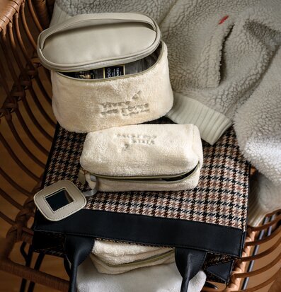 Bild av harmoniska accessoarer och textilier