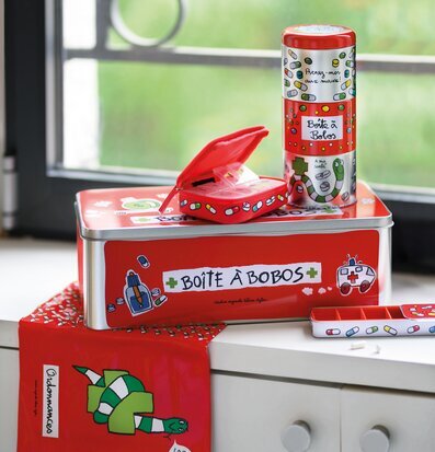 Bild av färgglada och lekfulla plåtburkar i fönster