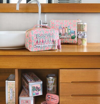 Foto av elegant och lekfull badrumsinredning