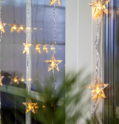 Ljusgardin Star Curtain från Star Trading i fönster