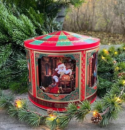 Bild av julstämning med charmig speldosa och dekorationer