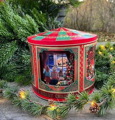 Bild av färgglad plåtburk med julmotiv och detaljer