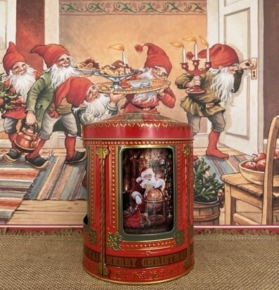 Bild av julstämning med plåtburk och tomtenissar