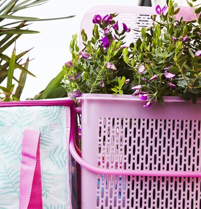 Picknickbag från Rice med lövmönster och rosa detaljer