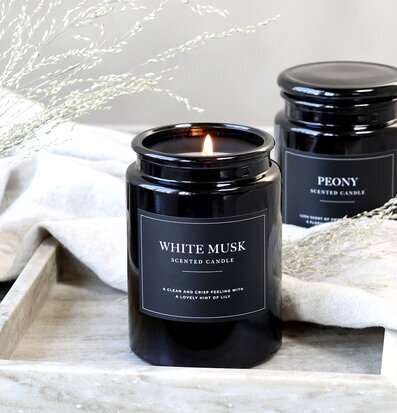 Doftljus White Musk från Chic Antique på rustikt träbord