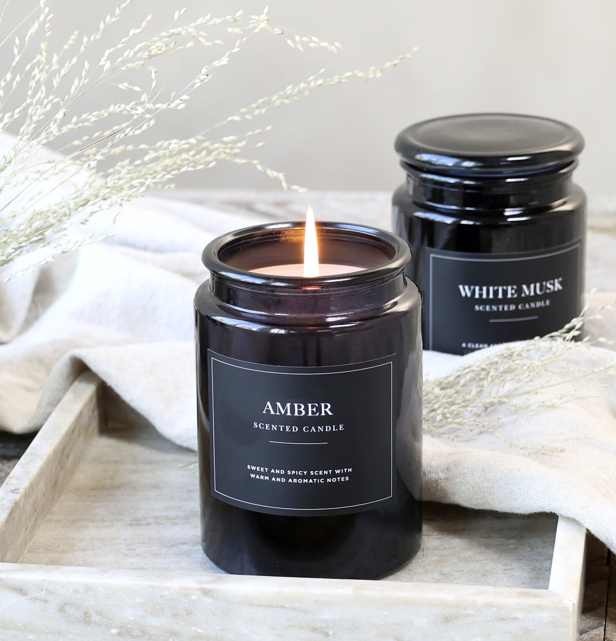 Doftljus Amber från Chic Antique på marmorbricka med etikett