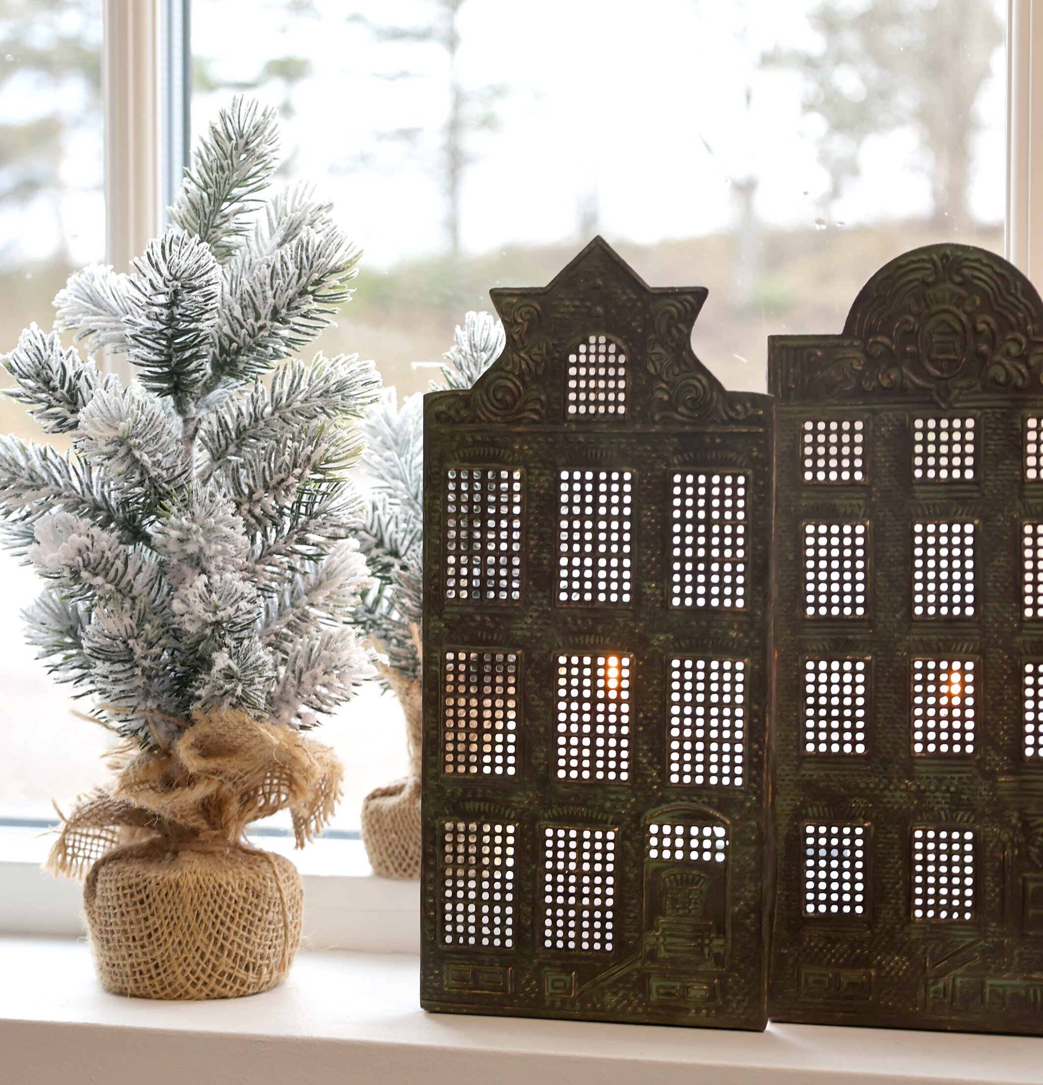 Ljushållare Husfasad Antik Mässing från Chic Antique i fönster