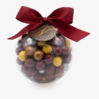 Bild av elegant julkula med färgade chokladkulor