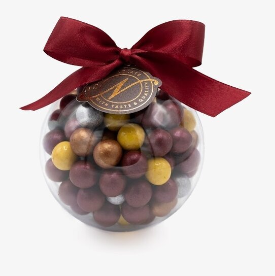 Bild av elegant julkula med färgade chokladkulor