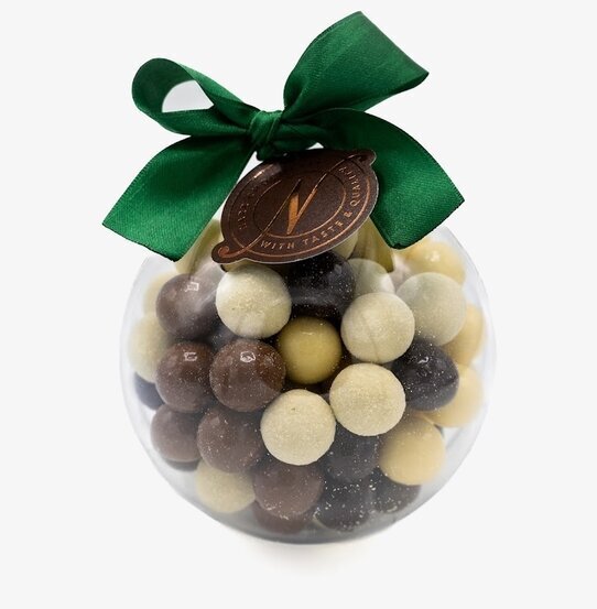 Bild av festlig julkula med chokladfylld insida