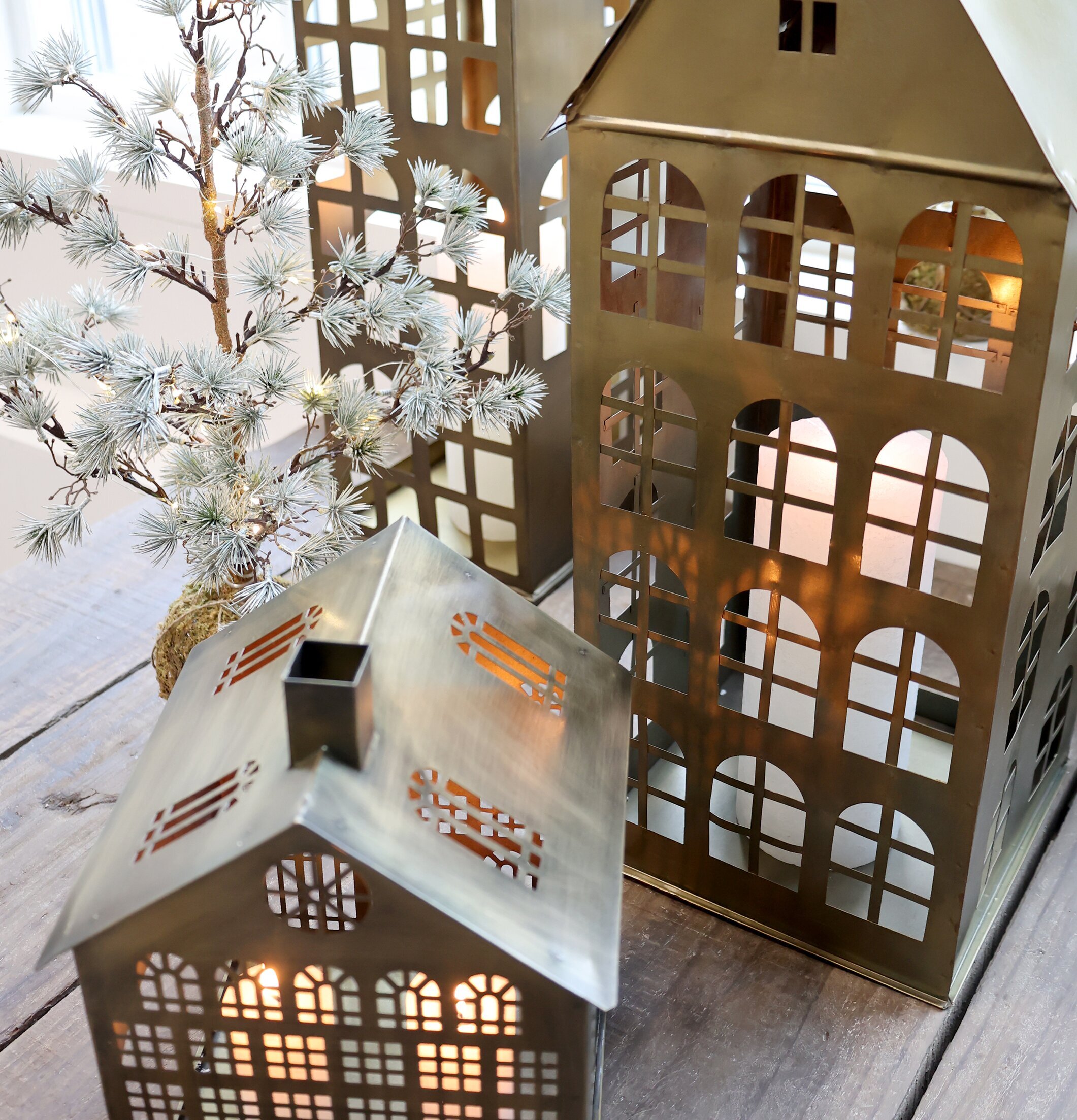 Ljuslykta Hus #8 Antik Mässing från Chic Antique på trägolv