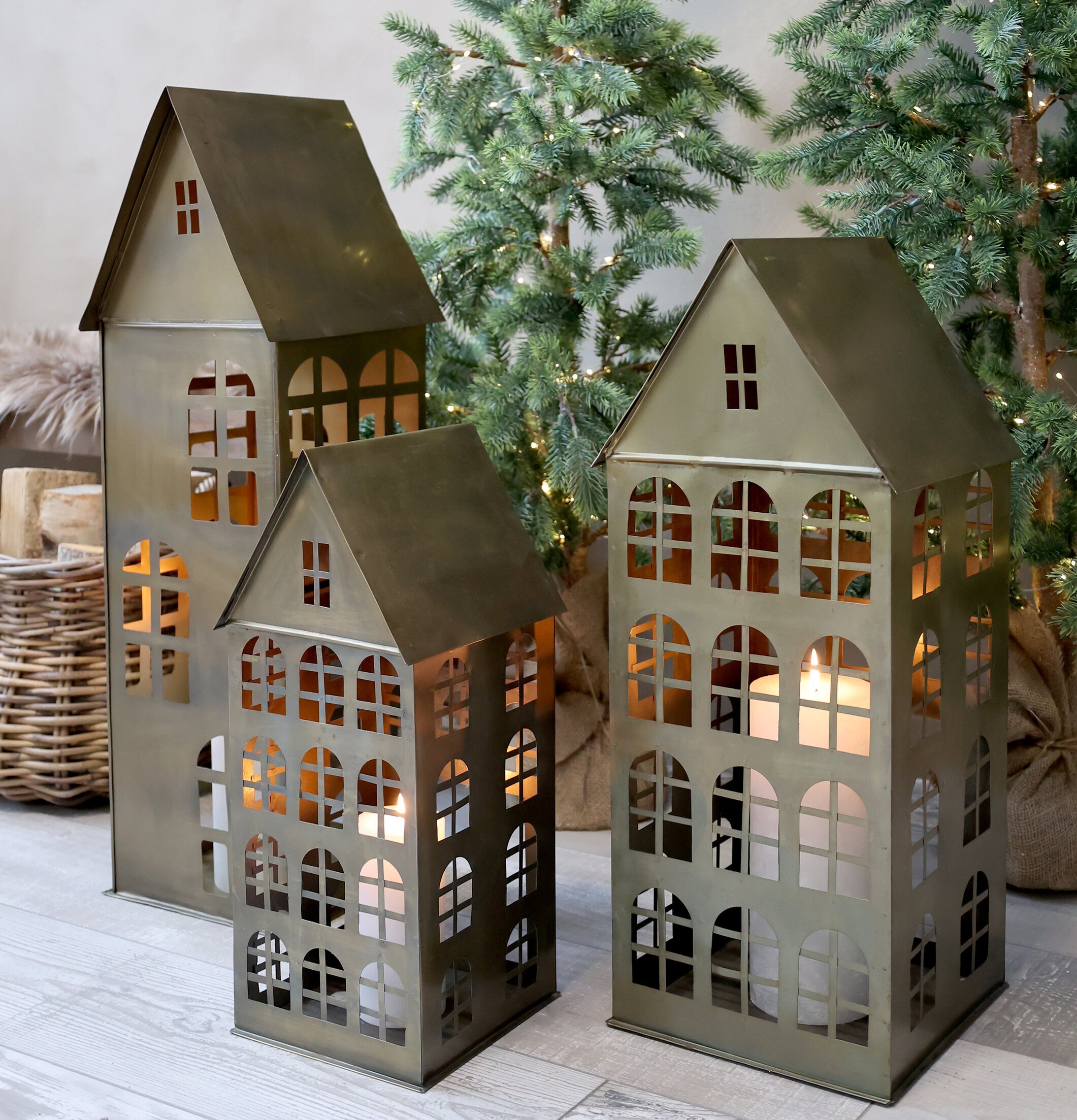 Ljuslykta Hus #8 Antik Mässing från Chic Antique i miljö