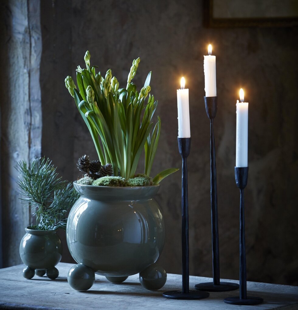 Anya Kruka M Grön från Wikholm Form på rustikt träbord