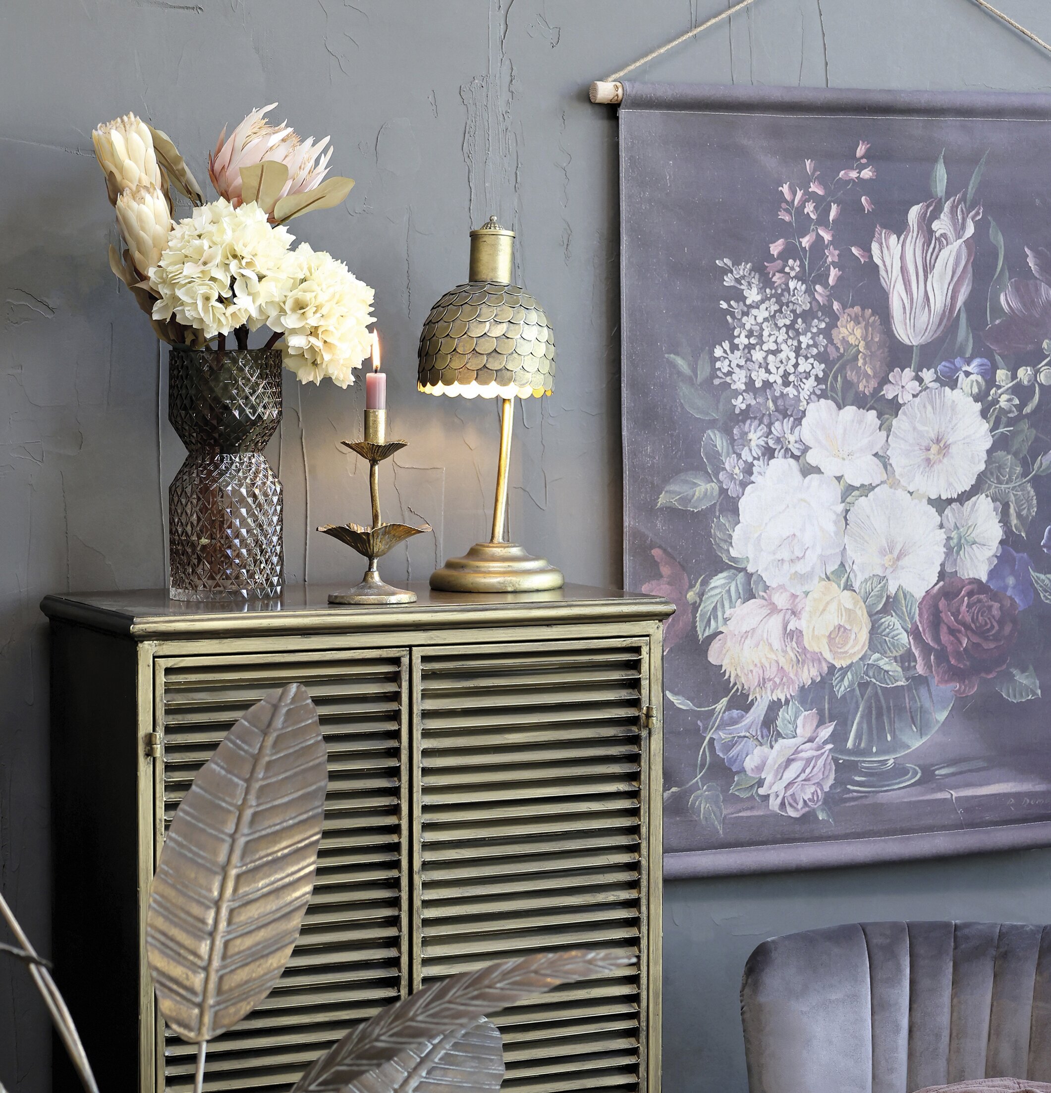 Bordslampa Antik Mässing från Chic Antique på rustikt skåp