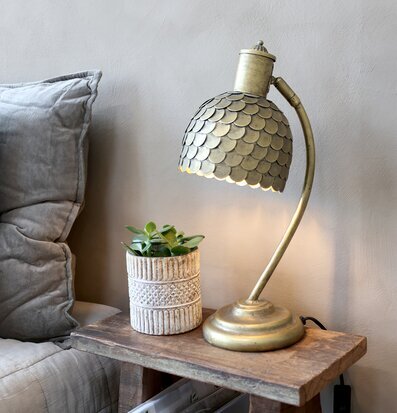 Bordslampa Antik Mässing från Chic Antique på träbord