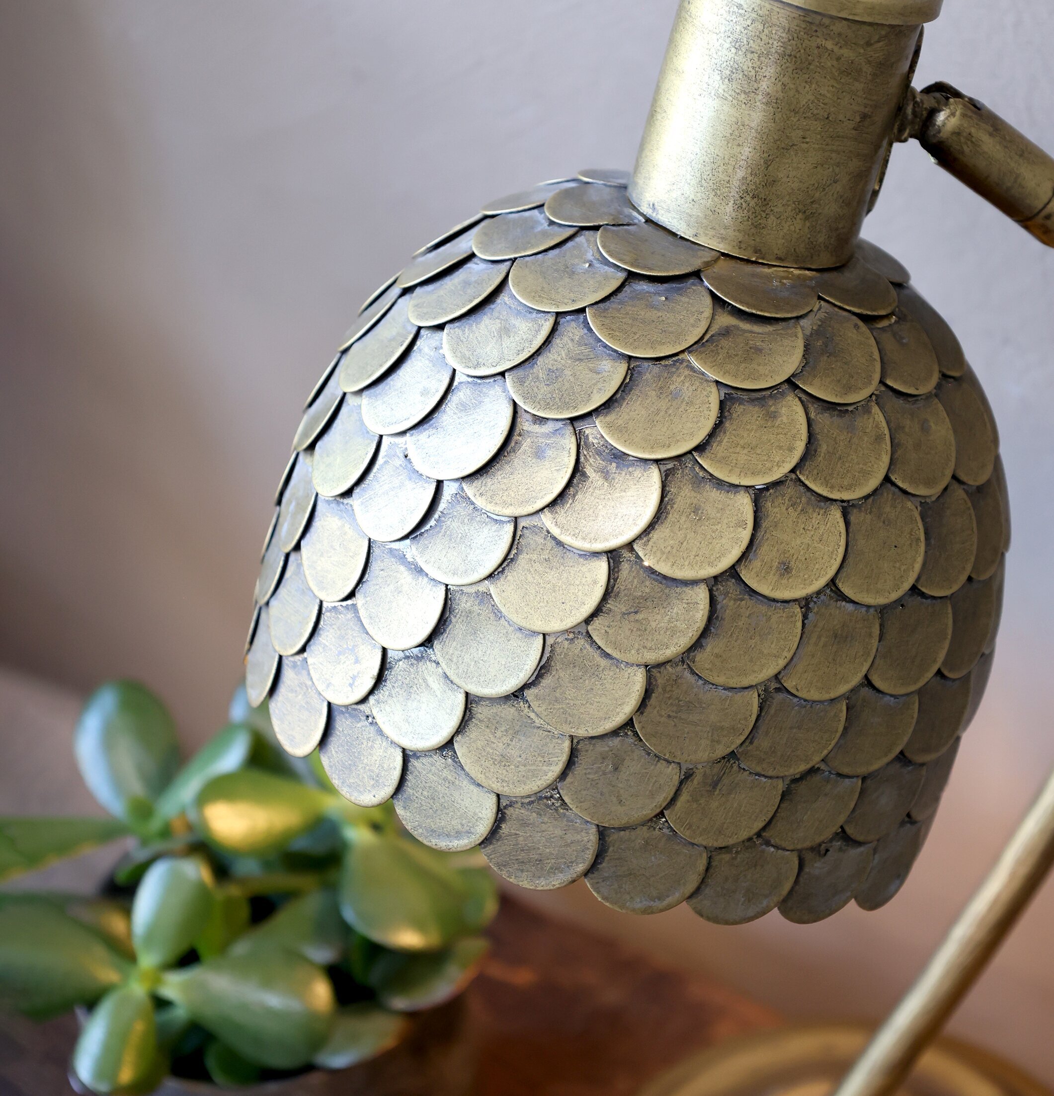 Bordslampa Antik Mässing från Chic Antique på trähylla