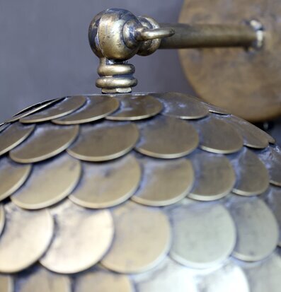 Vägglampa Antik Mässing från Chic Antique på mörk vägg