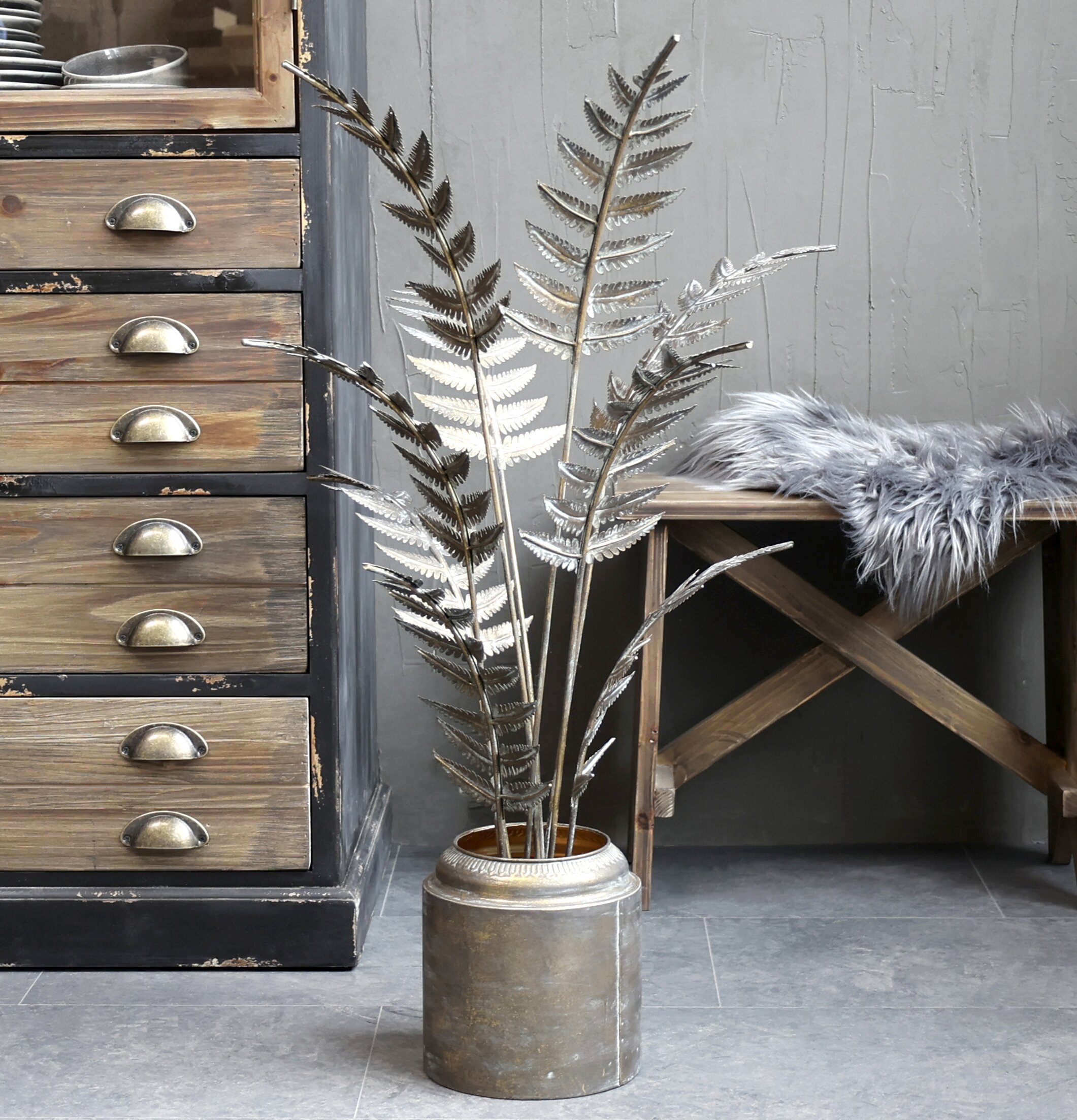 Växt I Kruka Antik mässing från Chic Antique på rustik byrå