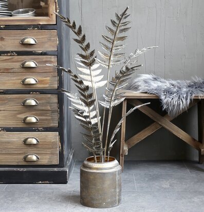 Växt I Kruka Antik mässing från Chic Antique på rustik byrå